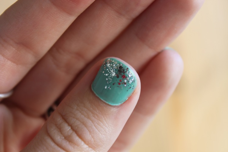 Turquoise & Glitter Nails @ infinite.nu - close up