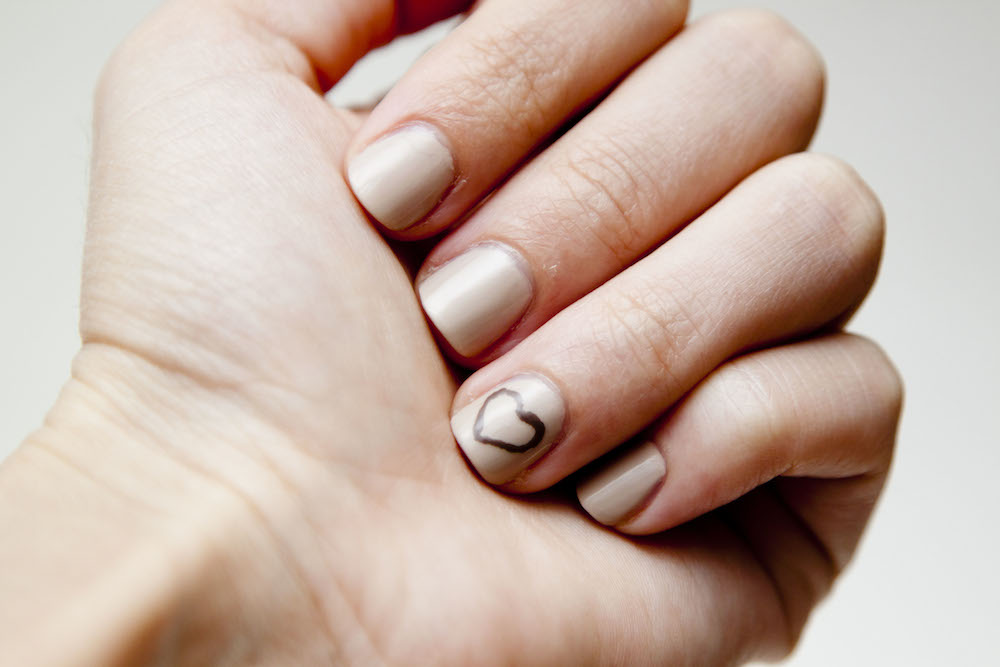 Nude Heart Nails | infinite.nu